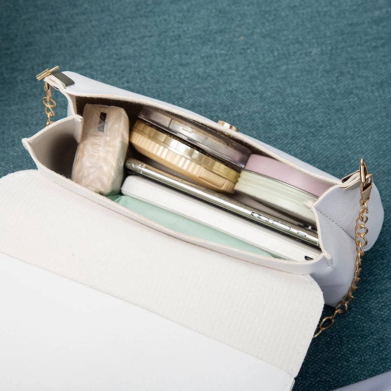 PU Detail White Magnetic Chains Crossbody Bag - Image 3